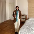 Sciarpa sottile in maglia azzurro cielo con blazer marrone scuro per stile autunnale - Blu Lago