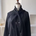 Detalle de bufanda triangular de punto en mezcla de lana negra con botón blanco en maniquí - 100*30cm / Negro
