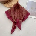 Détail d'un foulard carré en soie à fleurs vintage avec bords roulés et imprimé rétro - 70x70cm / Floral Rouge