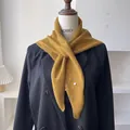 Detalle de bufanda triangular de lana de punto color jengibre con hebilla de metal plateado - 100*30cm / Amarillo