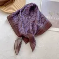 Carré de soie vintage à fleurs pour femme en violet et marron avec texture tissée fine - 70x70cm / Floral Violet
