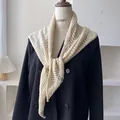 Chal de punto calado en color crema sobre una americana para un look a capas elegante - Crema