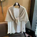 Detail eines roten Stricktuchs aus 100% Wolle über einem weißen Langarmshirt für Damen - Bunter Punkt Cremiges Beige