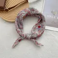 Pañuelo de seda bohemio con estampado de cachemira rosa y azul en fondo minimalista - Étnico