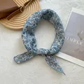 Detailansicht eines Paisley- und Blumenmuster-Halstuchs aus Baumwolle und Leinen - Blau-Weißes Porzellan-Stil
