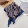Détail d'un foulard en soie à fleurs rétro avec un sac à main en cuir et un magazine - 70x70cm / Floral Marine et Café