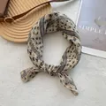 Élégant foulard carré beige pour femme avec imprimés floraux et motifs géométriques - Imprimé Floral 1 / 70*70cm