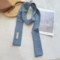 Blauer gestreifter Strickschal mit Etikett für Vintage-Style im amerikanischen Look - Blau