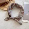 Elegante pañuelo de seda vintage con estampado paisley y flores sobre textura de felpa - 70x70cm / Motivo Paisley Mickey