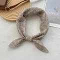 Détail d'un petit foulard à imprimé floral noué sur un plateau minimaliste - Beige Brun Floral