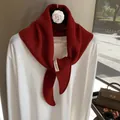 Eleganter roter 100% Wollstrick-Dreiecksschal für Damen mit dekorativem Lochmuster - Rot