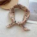 Primer plano de un pañuelo de seda con estampado floral vintage sobre fondo textil - 70x70cm / Hojas caídas