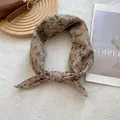 Primer plano de un pañuelo cuadrado vintage con estampado floral y nudo decorativo - 70x70cm / Pequeño floral