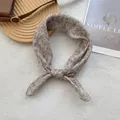 Détail d'un foulard floral vintage noué délicatement sur un fond beige minimaliste - Blanc Brun Clair Floral