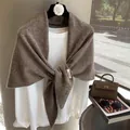 Chal de punto 100% lana marrón oscuro sobre camisa blanca para un estilo invernal elegante - Caqui