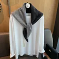 Zweifarbiger Strick-Dreiecksschal aus Wolle mit lässigem weißem Langarmshirt - Dunkelgrau und Hellgrau