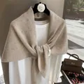 Detalle de chal de punto beige 100% lana con etiqueta de material de alta calidad - Blanco Roto