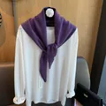 Dunkelvioletter Strickschal aus 100% Wolle über einem weißen Langarmshirt im Old-Money-Stil - Lila