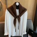 Detaillierte Strickstruktur der dunkelbraunen Wollschalmischung über weißem Langarmshirt - Kaffeebraun