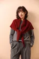 Elegante bufanda triangular de punto granate y chal envolvente con un nudo frontal - Rojo