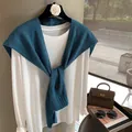 Scialle in lana blu pavone sopra una maglia bianca a maniche lunghe stile autunno - Verde petrolio