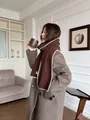 Détail de l'écharpe en laine marron foncé à bords contrastés sur un manteau beige chic - Café