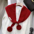 Rotes Dreieckstuch aus Woll-Kaschmir-Mix mit Pompons auf weißem Spitzen-Cardigan - Rot
