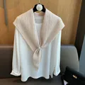 Gros plan du châle en tricot beige 100 % laine pure avec motif à chevrons et étiquette - Abricot
