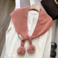 Rosa Strickschal aus Wollmischung mit Bommeln auf einer Spitzenjacke präsentiert - Rosa