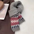 Detalle del patrón Fair Isle en una bufanda de punto gris grueso con tonos rojos - Gris
