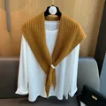 Détail du châle en laine tricotée côtelée jaune gingembre avec étiquette tissée SANSURE - Jaune au Coucher du Soleil
