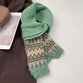 Dettaglio del motivo jacquard geometrico su una sciarpa in maglia spessa verde erba - Verde