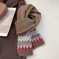 Dettaglio di sciarpa in maglia marrone con motivi geometrici e trama spessa - Marrone Caramello