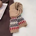 Dettaglio di sciarpa in maglia vintage Fair Isle con motivi geometrici spessi e caldi - Tè al latte cammello