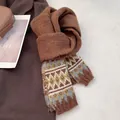 Primer plano de bufanda de punto marrón con patrón Fair Isle y textura de invierno - café