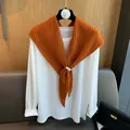 Détail du châle en laine orange brûlée montrant la texture en arête de poisson et la maille - Orange Thé Rouge