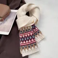 Detalle de bufanda de punto Fair Isle con motivos geométricos y borde de canalé fino - Crema