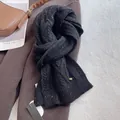Gedetailleerde gebreide textuur van merino wollen sjaal met kabelpatroon en tweed accenten - Zwart