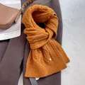 Detail van de gebreide textuur van oranje merinowol sjaal met kleurrijke spikkels - Helder Oranje