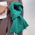Detail van de bosgroene merino wollen kabelgebreide sjaal met kleurrijke spikkels - Bosgroen