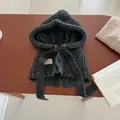 Dettaglio del passamontagna in maglia grigio scuro con bottoni ed etichetta su legno - Grigio Scuro Nero