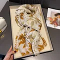 Sciarpa in lino avorio con motivi di foglie d'acero dorate e frange eleganti per il sole - Giallo
