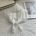 Elegante bufanda de encaje floral blanco con bordados y fina textura de malla - 70x70cm / Blanco
