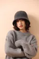 Detalle de un gorro de lana merina gris con textura de punto acanalado y estilo minimalista - Gris