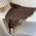 Detalle de bufanda de lino bicolor en marrón oscuro y beige con costuras de calidad - Estilo de Bloqueo de Borde Minimalista (Café Y Beige) / Café + Beige