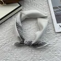 Pañuelo de seda beige elegante con motivos de cachemira y geométricos para mujer - Blanco