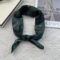 Detailansicht des Retro-Paisleymusters auf dunkelgrünem Seidenschal mit Satin-Glanz - Vintage Pferd Pflanze Stil / Blau