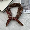 Primer plano de un pañuelo vintage de algodón y lino con estampado floral y nudo elegante - 70x70cm / Rojo