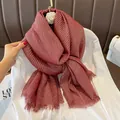 Detail showing red crinkled linen scarf with gold metallic glitter and frayed edges - 180*90CM / Rouge Red