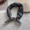Dettaglio di un foulard in seta bianco e nero con motivo paisley e bordi rifiniti - 58 cm x 58 cm / Paisley Nero